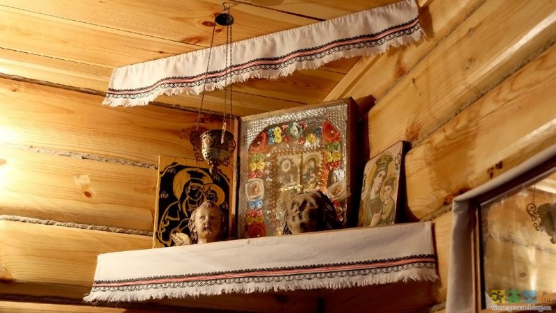 Русская изба красный угол