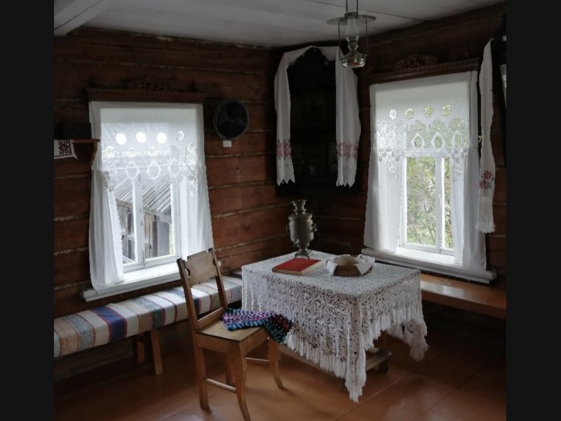 Красный угол в русской избе с печкой