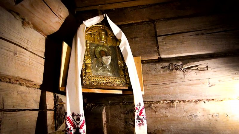 Икона в Красном углу избы