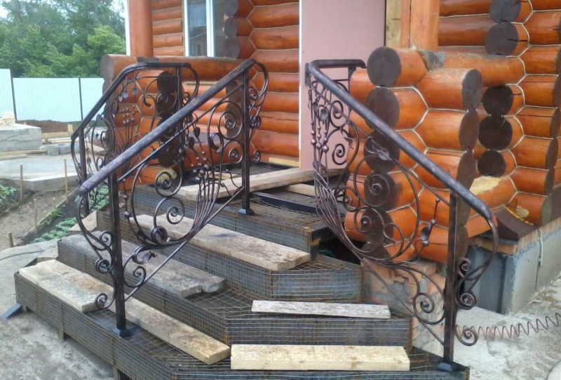 Кованое крыльцо в деревянном доме