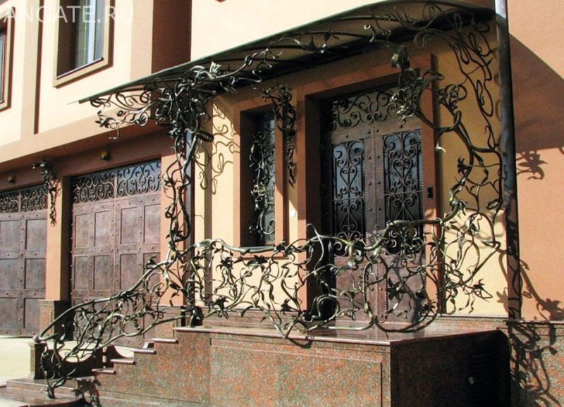 Кованая входная группа с виноградной лозой