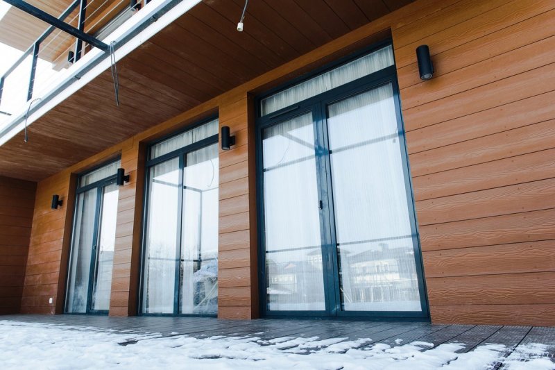 Фиброцементным сайдингом Cedral click Wood с32 бурая земля