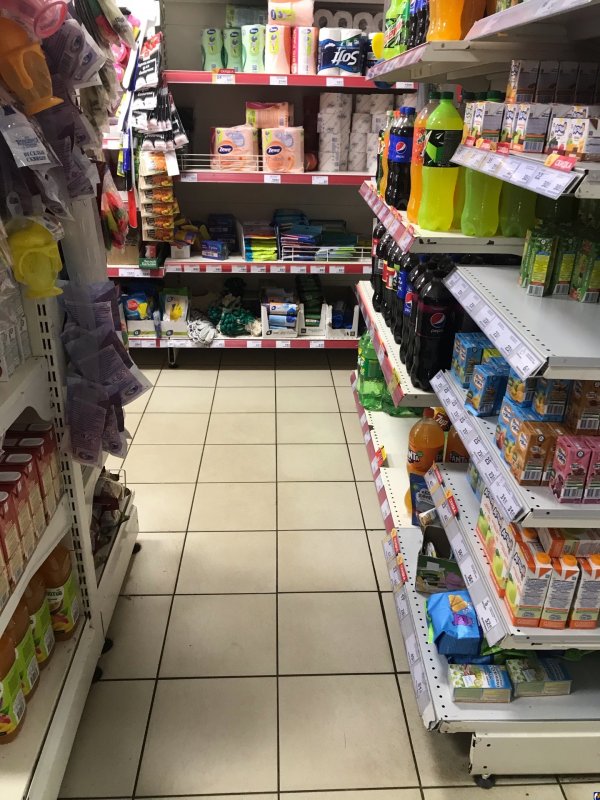 Интерьер небольшого продуктового магазина