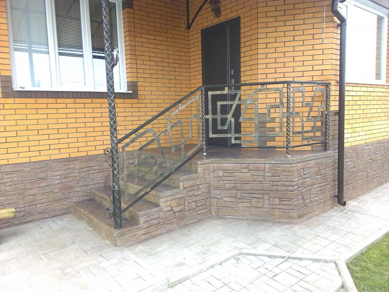 Крыльцо с цоколем