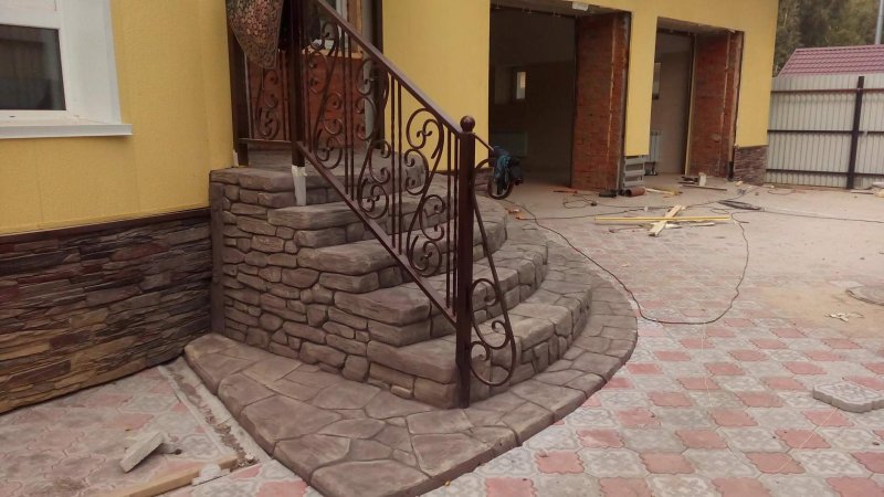 Отделка крыльца искусственным камнем