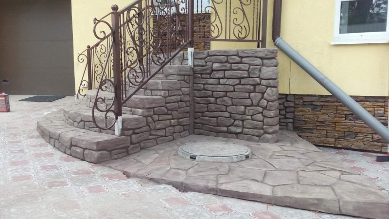 Крыльцо для частного дома с отделкой камнем