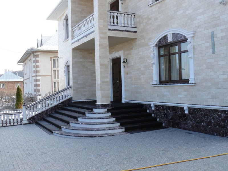 Фасады домов из гранита