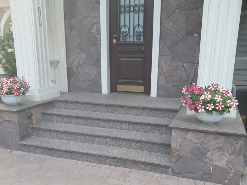 Раскладка гранита на крыльце