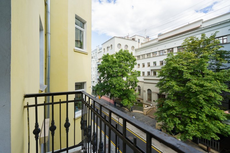 Мост на Патриарших прудах