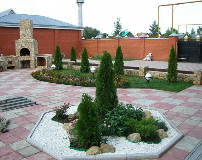 Клумба в частном доме с мраморной крошкой