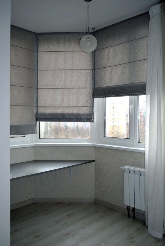 Римские шторы на кухню с балконом