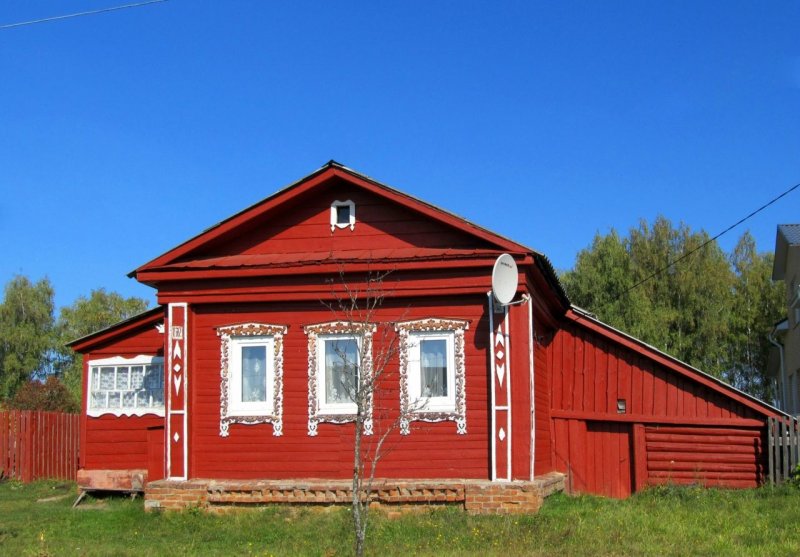 Старый красный деревянный дом