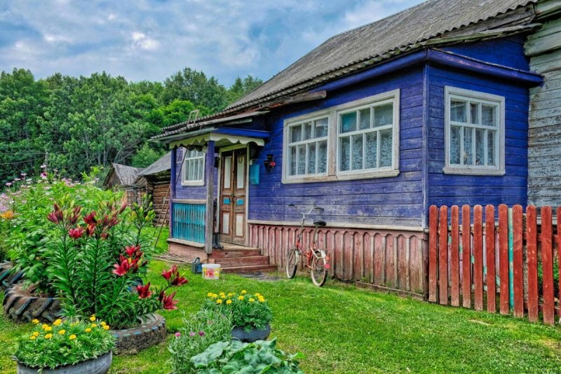 Красивый деревенский домик