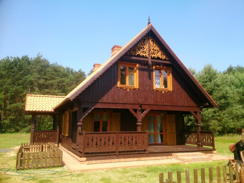 Красивый деревянный домик в деревне