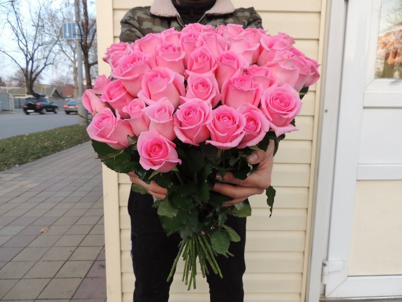 Огромный букет в руках