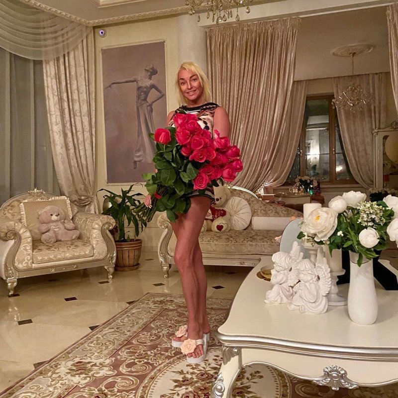 Волочкова у камина