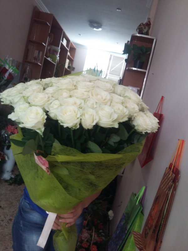 Белые розы в подарок