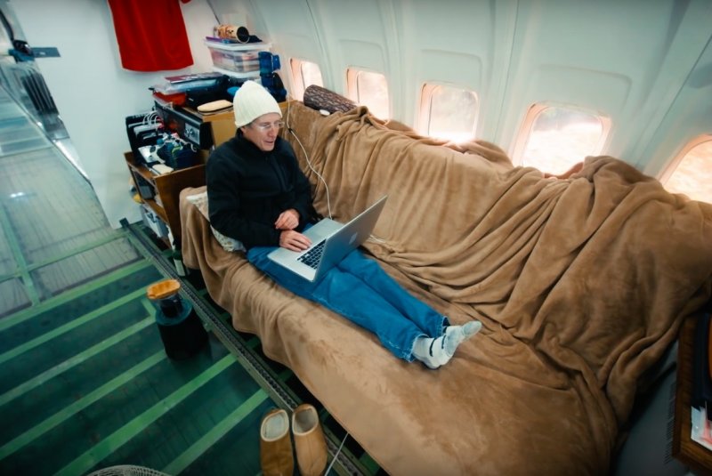 Дом из самолета Боинг 727 в лесу
