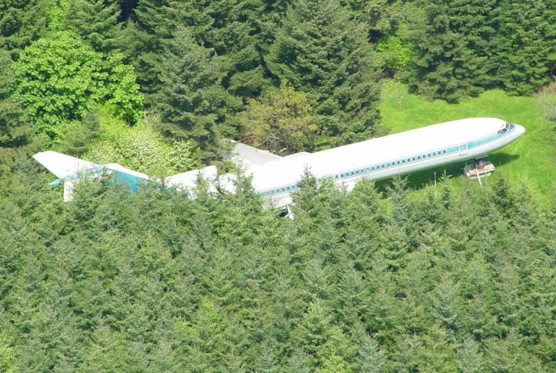 Дом из самолета Боинг 727 в лесу