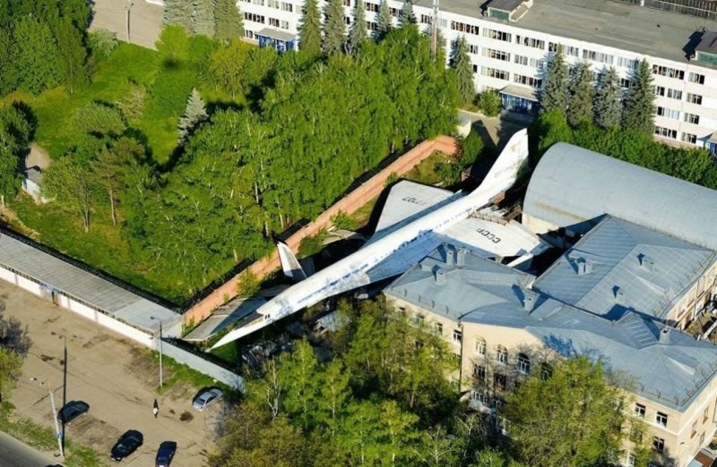 Под крылом самолета США, Малибу