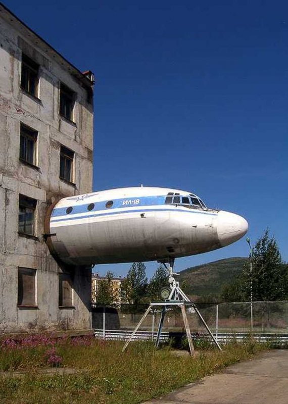 Заброшенный самолет в лесу