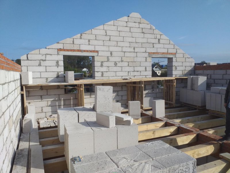 Полутораэтажный дом из газобетона