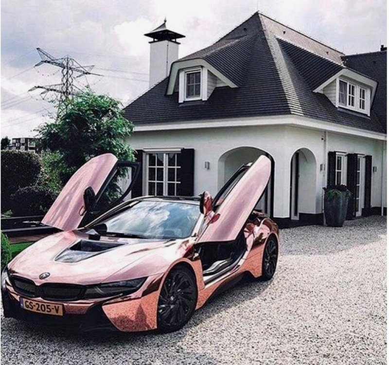 BMW i8 розовое золото