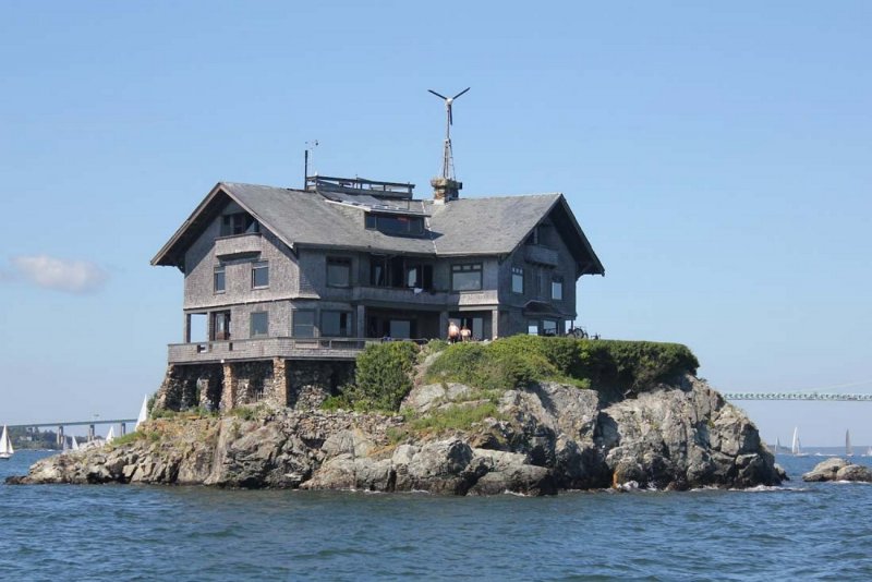 Дом посреди моря