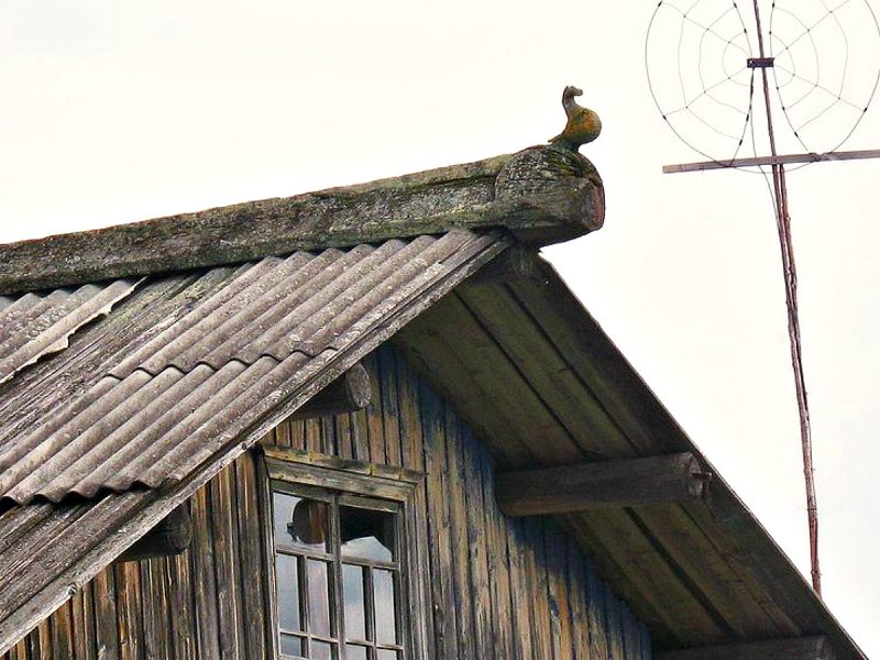 Конёк на крыше избы