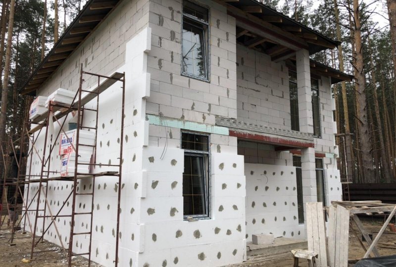 Фасад белый дома с мансардой