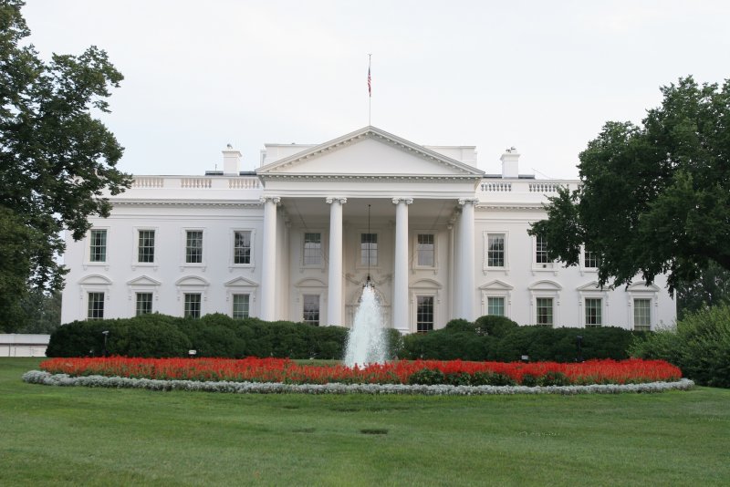 Лужайка перед белым домом в США
