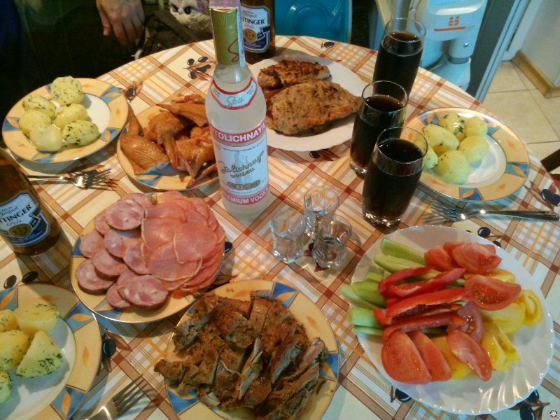 Стол с выпивкой и закуской