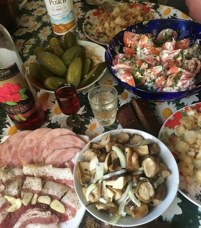 Стол с выпивкой и закуской