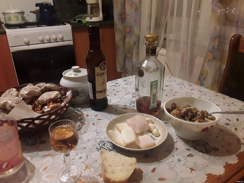 Праздничный стол с водкой