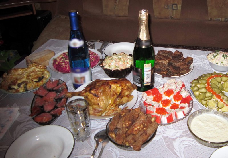 Праздничный новогодний стол Советский