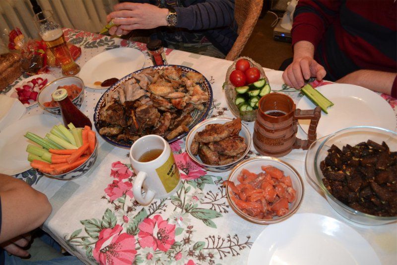 Накрытый стол с пивом
