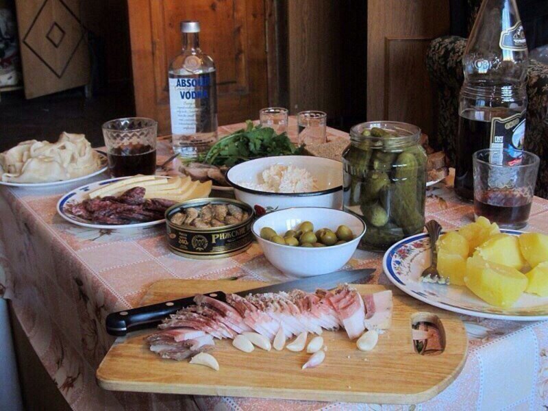Накрытый стол с водкой и закуской