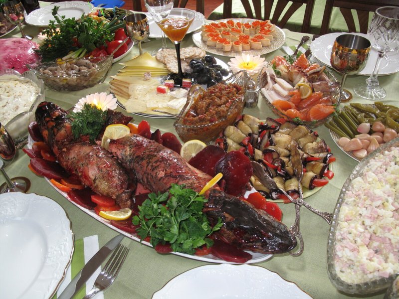 Шикарный накрытый стол с шашлыком
