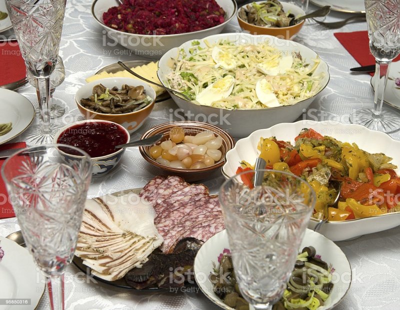 Накрытый стол с едой и друзьями