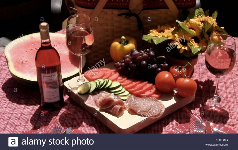 Вино и закуски