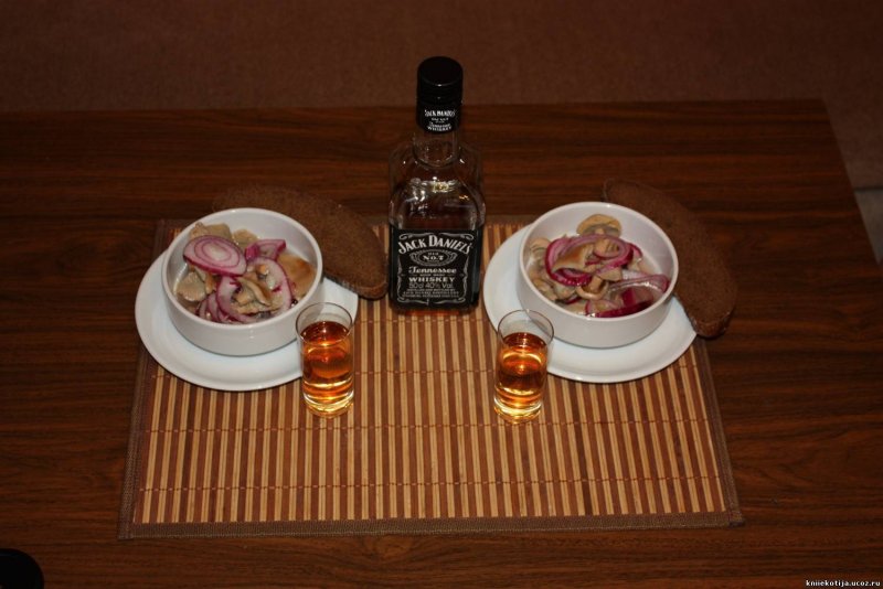 Стол с алкоголем и закуской