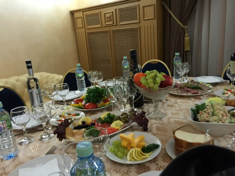 Домашний накрытый стол богато