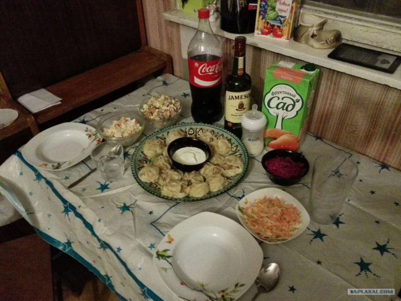 Бедно накрытый стол