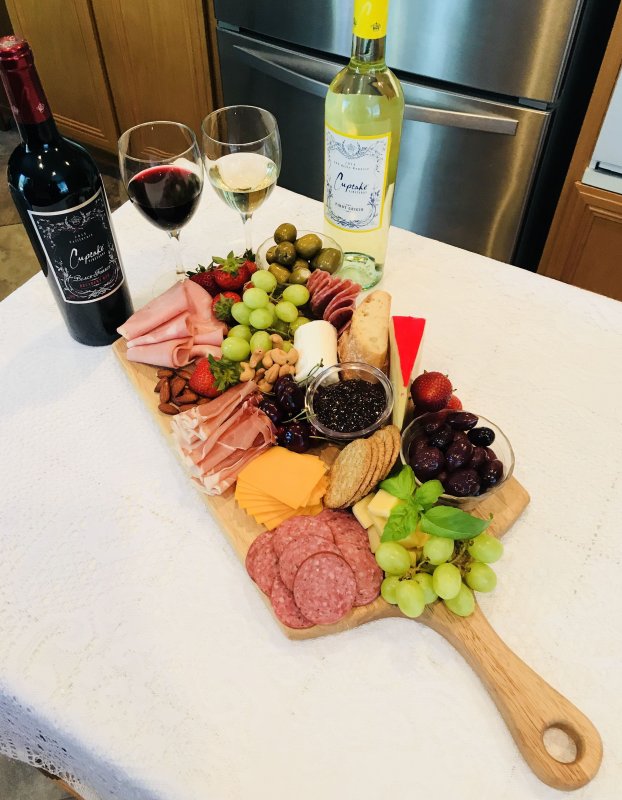 Столик с вином и закуской