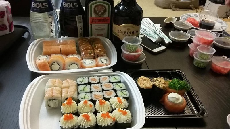 Роллы на столе