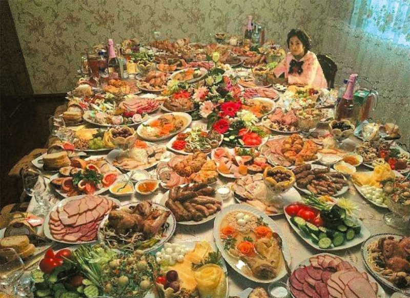 Накрытый стол с едой в сауне