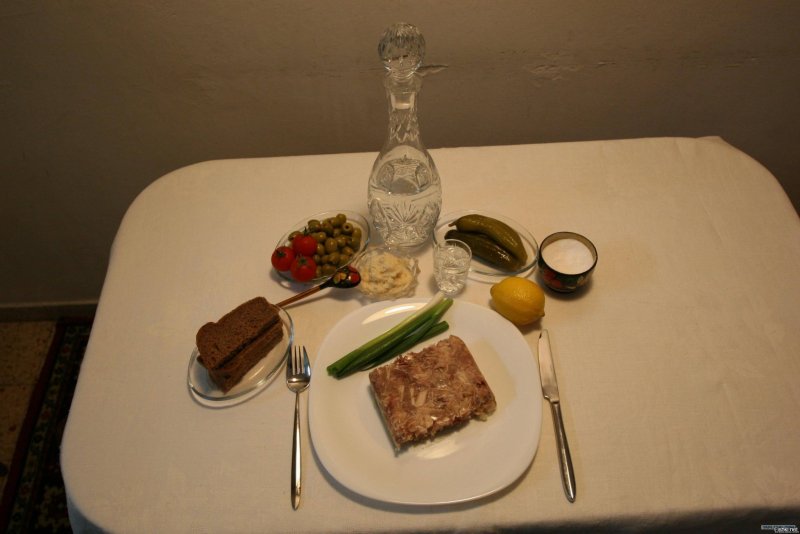 Сервированный столик водочка и закусон