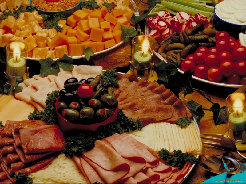 Накрытый стол с закусками