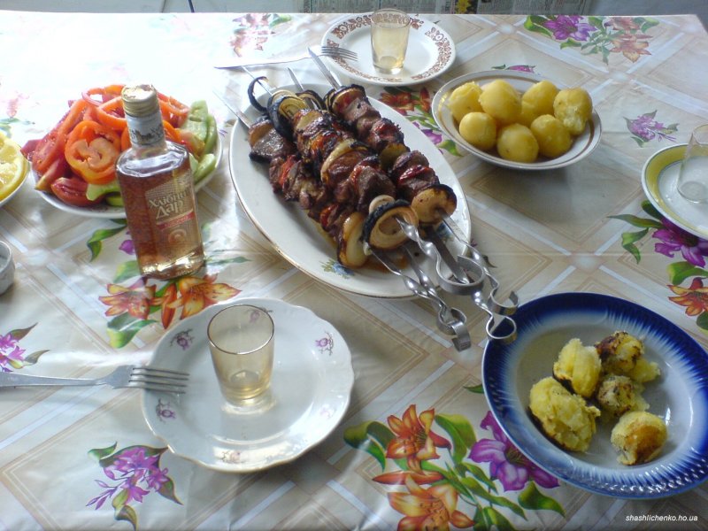 Накрытый столик с шашлыком