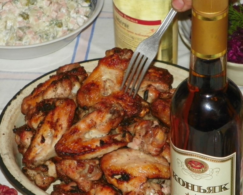 Накрытый стол курица коньяк